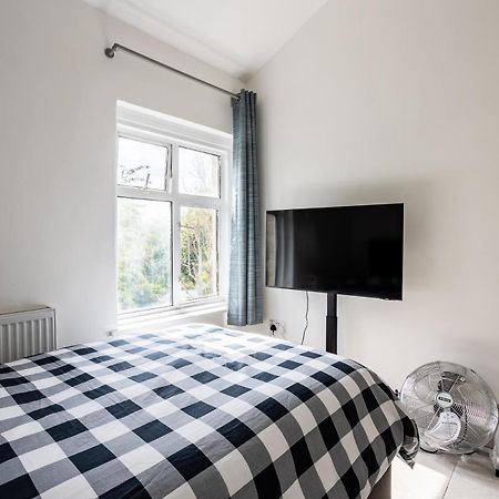 4 Bedroom House With Garden, Parking & 3 Mins Walking Distance From Train Station 런던 외부 사진