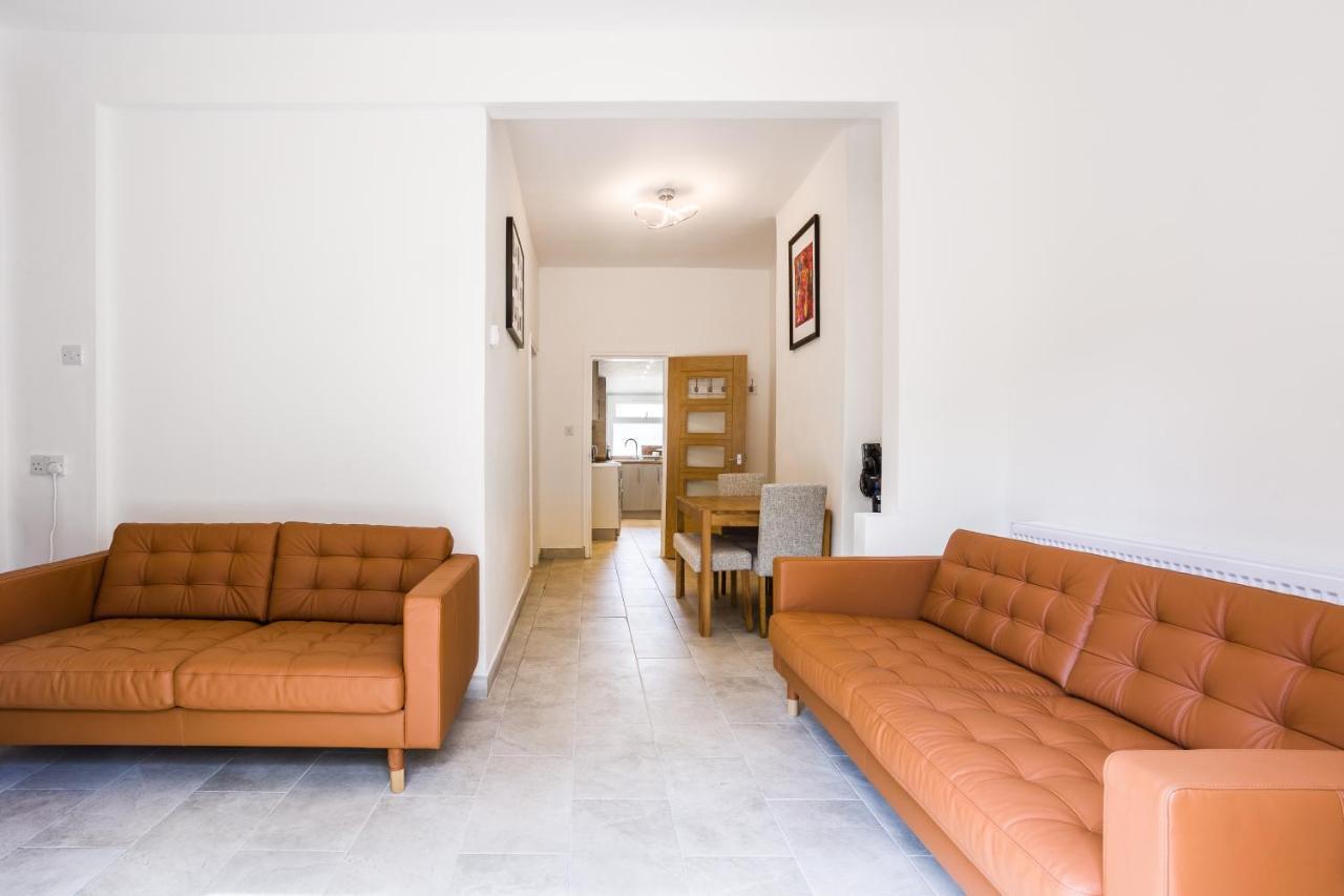 4 Bedroom House With Garden, Parking & 3 Mins Walking Distance From Train Station 런던 외부 사진