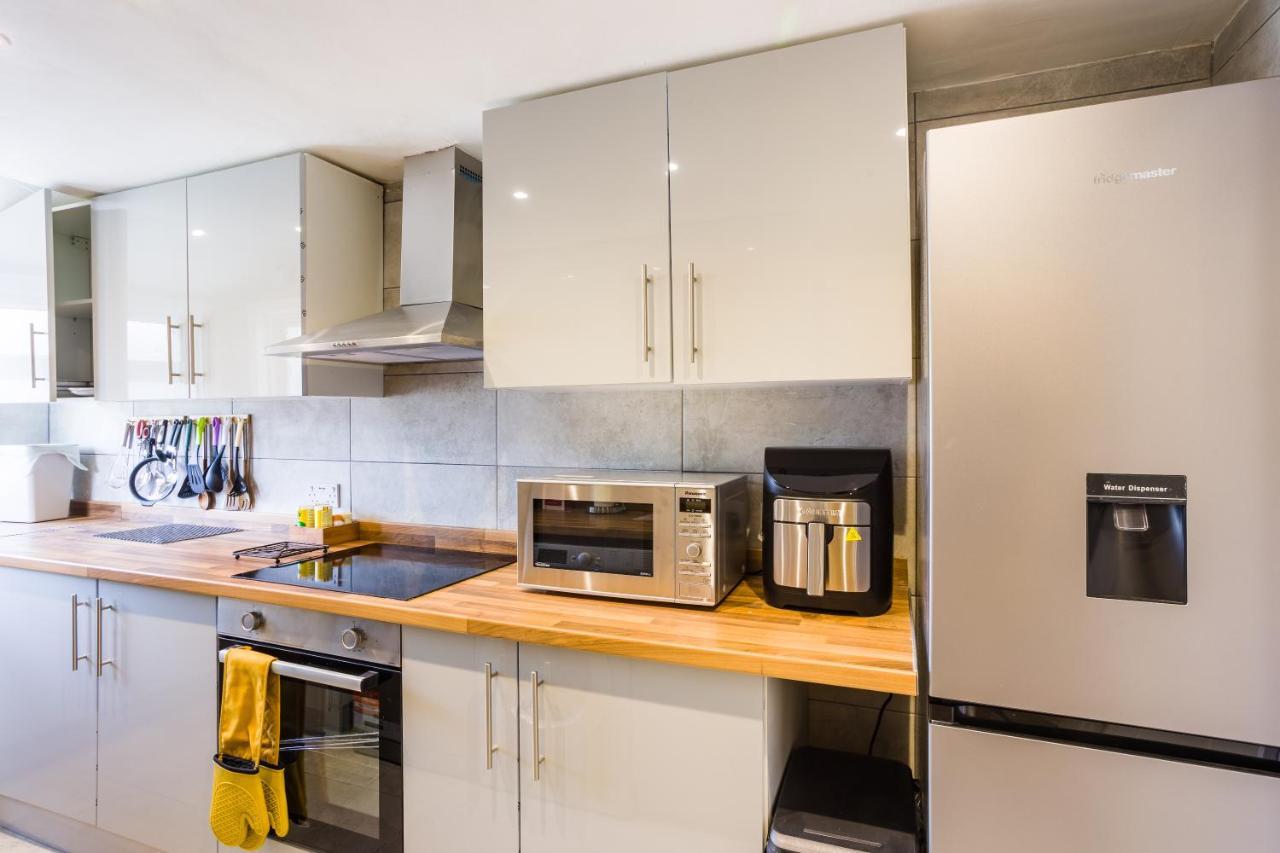 4 Bedroom House With Garden, Parking & 3 Mins Walking Distance From Train Station 런던 외부 사진