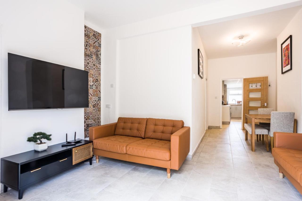 4 Bedroom House With Garden, Parking & 3 Mins Walking Distance From Train Station 런던 외부 사진