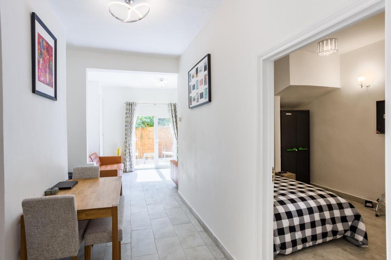 4 Bedroom House With Garden, Parking & 3 Mins Walking Distance From Train Station 런던 외부 사진