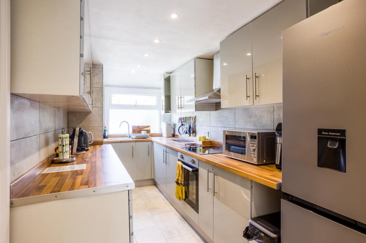 4 Bedroom House With Garden, Parking & 3 Mins Walking Distance From Train Station 런던 외부 사진