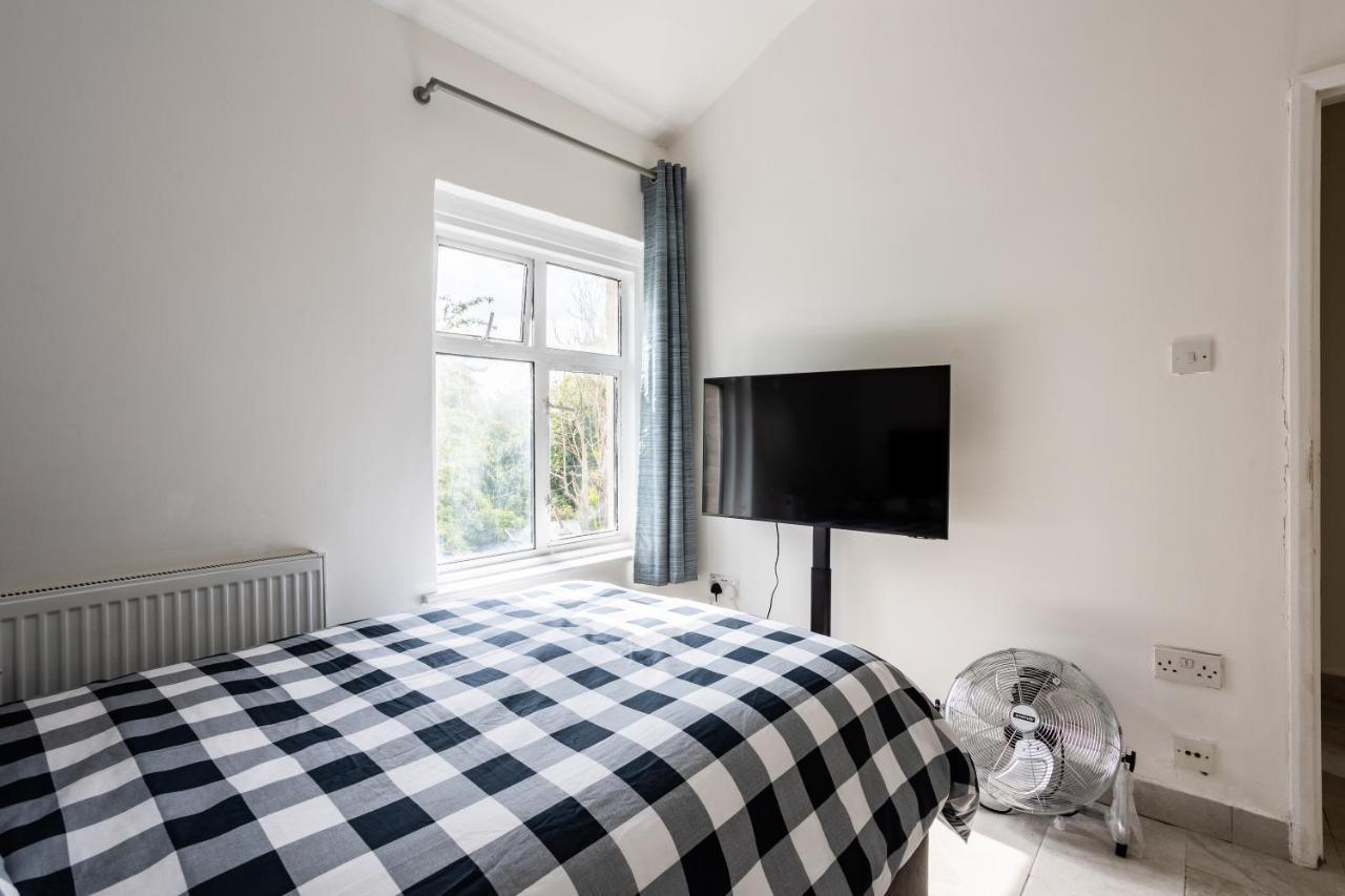 4 Bedroom House With Garden, Parking & 3 Mins Walking Distance From Train Station 런던 외부 사진