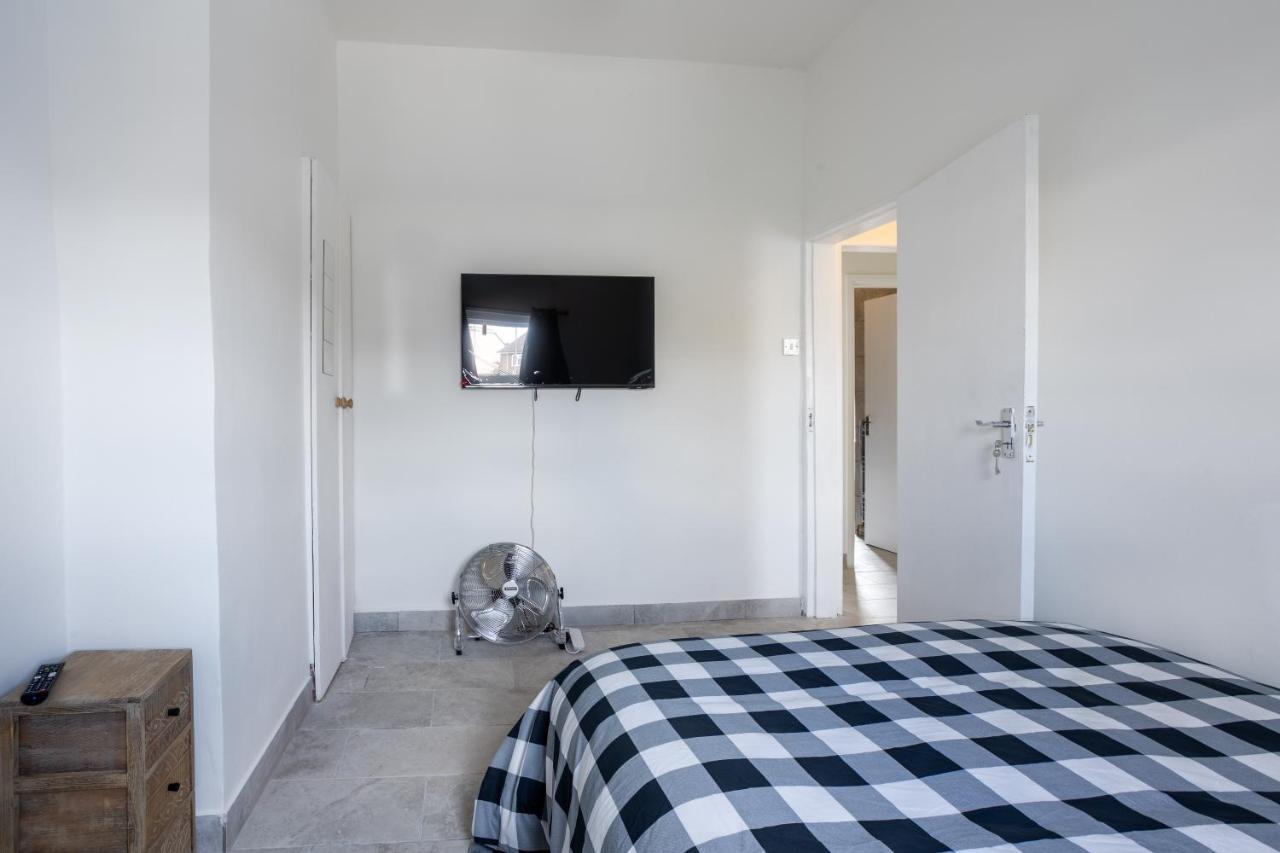 4 Bedroom House With Garden, Parking & 3 Mins Walking Distance From Train Station 런던 외부 사진