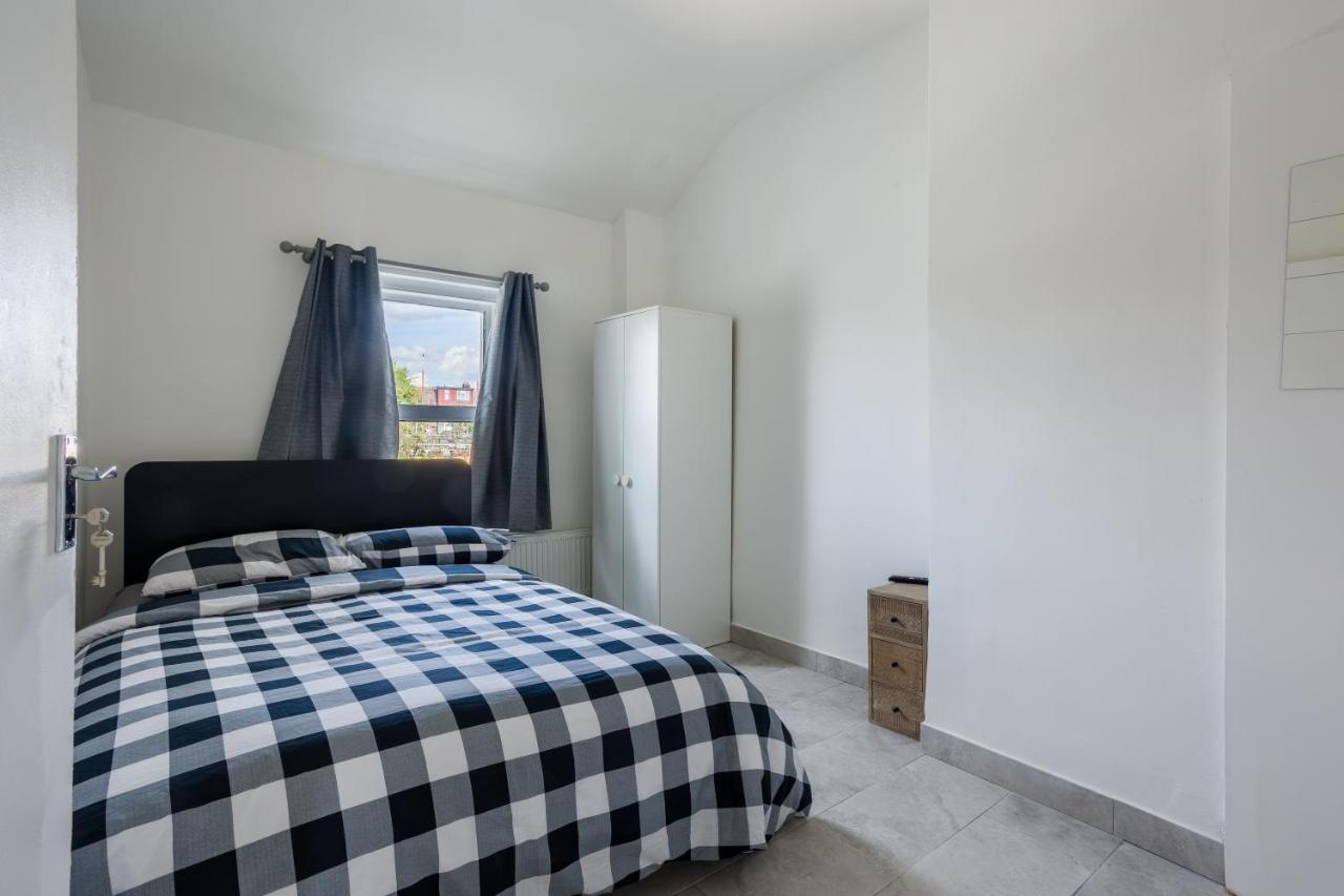 4 Bedroom House With Garden, Parking & 3 Mins Walking Distance From Train Station 런던 외부 사진