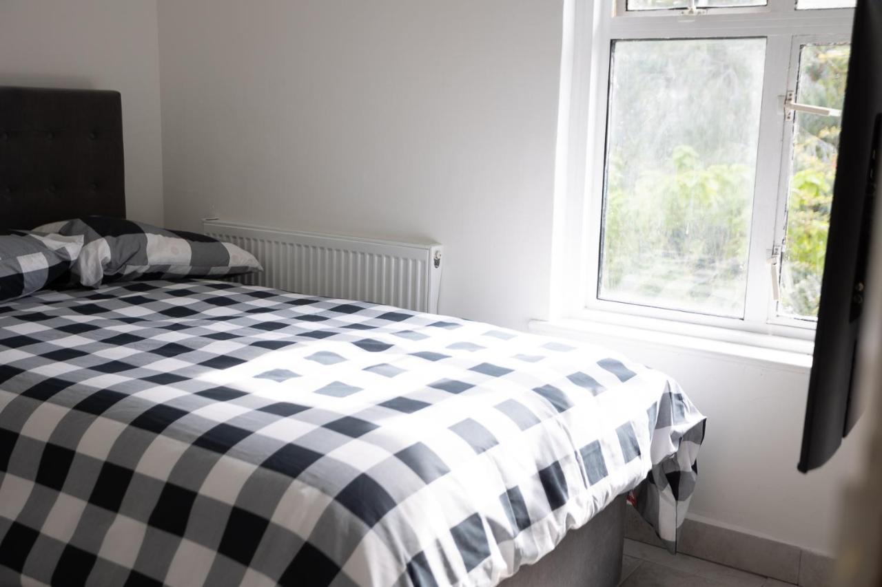 4 Bedroom House With Garden, Parking & 3 Mins Walking Distance From Train Station 런던 외부 사진