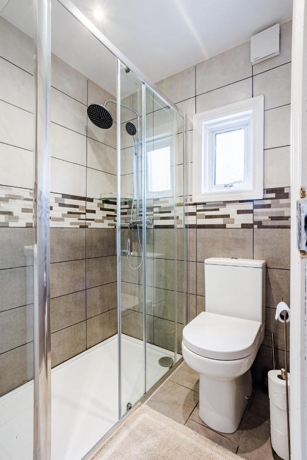 4 Bedroom House With Garden, Parking & 3 Mins Walking Distance From Train Station 런던 외부 사진
