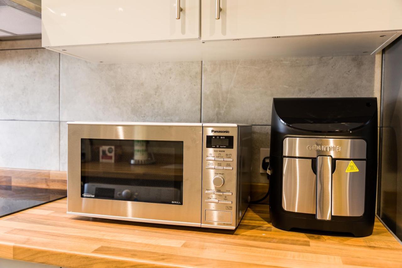 4 Bedroom House With Garden, Parking & 3 Mins Walking Distance From Train Station 런던 외부 사진