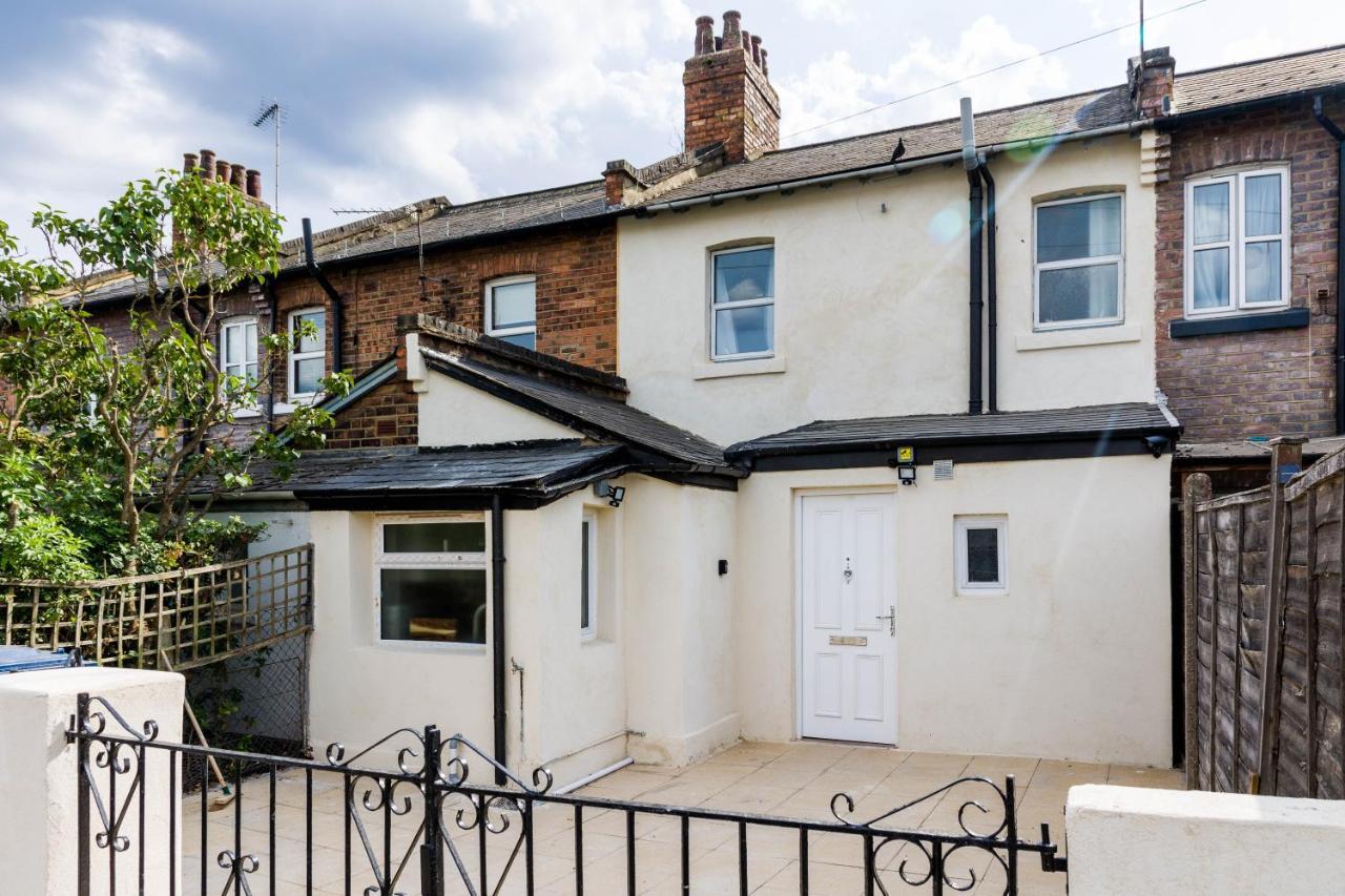 4 Bedroom House With Garden, Parking & 3 Mins Walking Distance From Train Station 런던 외부 사진