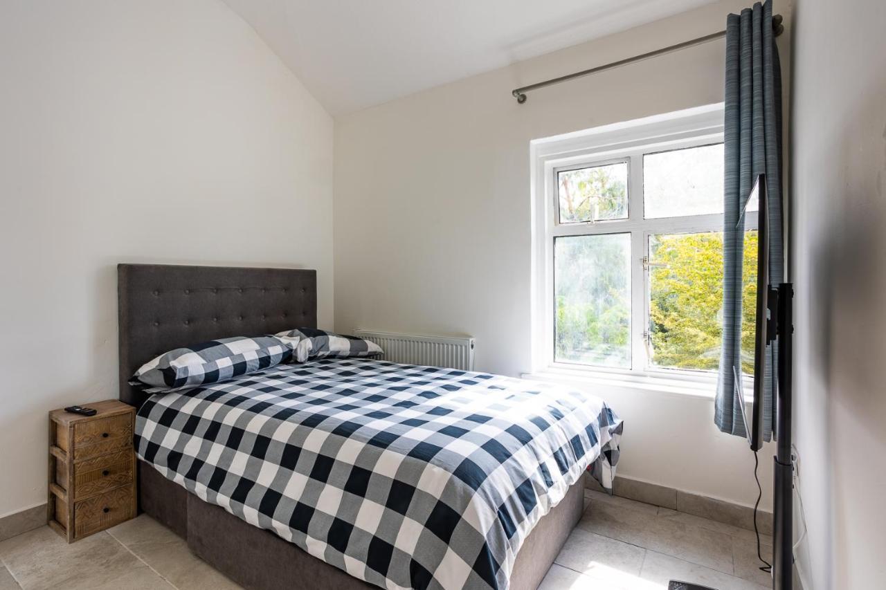 4 Bedroom House With Garden, Parking & 3 Mins Walking Distance From Train Station 런던 외부 사진