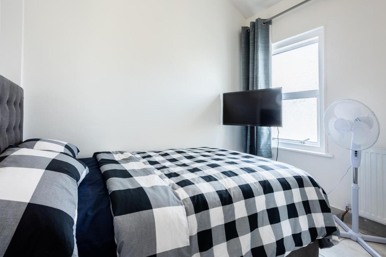 4 Bedroom House With Garden, Parking & 3 Mins Walking Distance From Train Station 런던 외부 사진