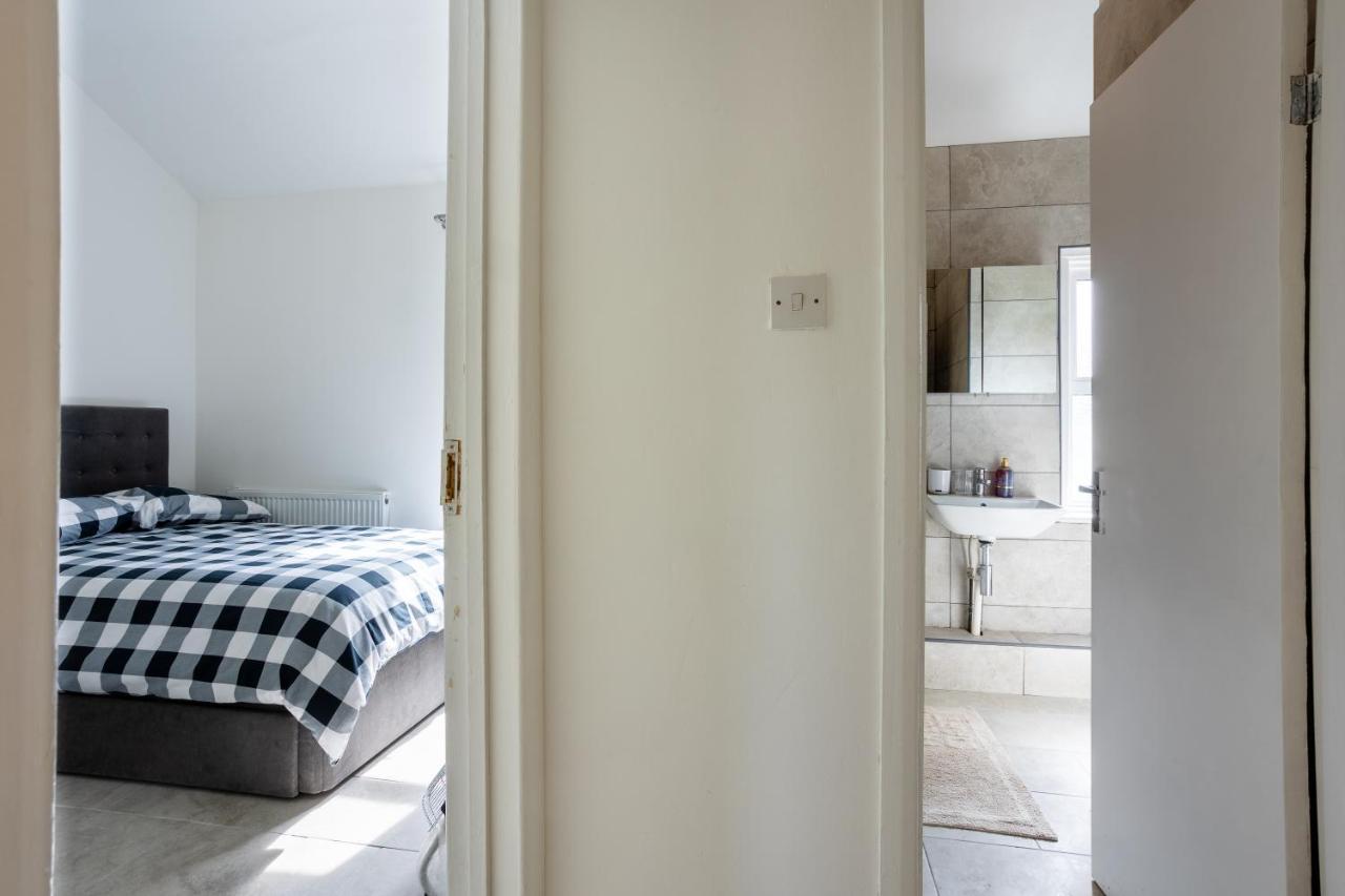 4 Bedroom House With Garden, Parking & 3 Mins Walking Distance From Train Station 런던 외부 사진
