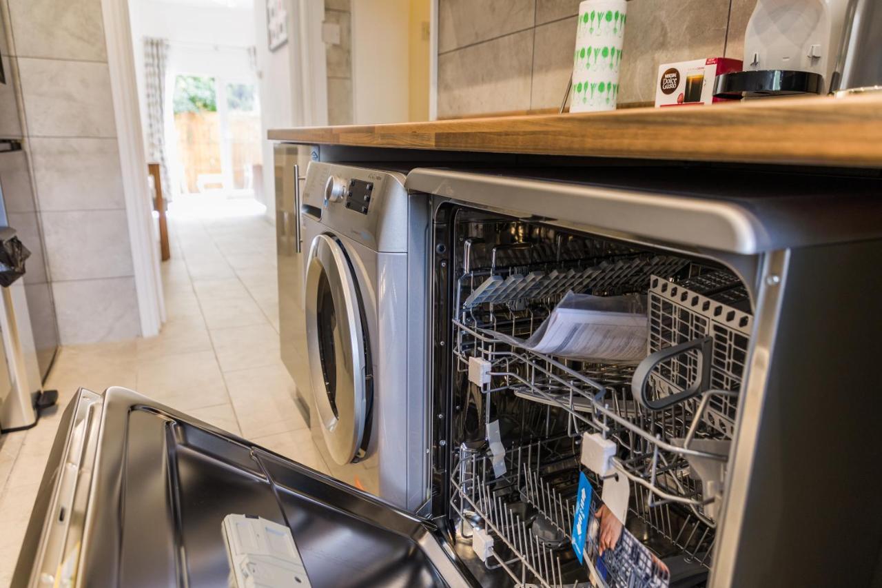 4 Bedroom House With Garden, Parking & 3 Mins Walking Distance From Train Station 런던 외부 사진