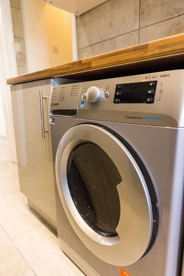 4 Bedroom House With Garden, Parking & 3 Mins Walking Distance From Train Station 런던 외부 사진