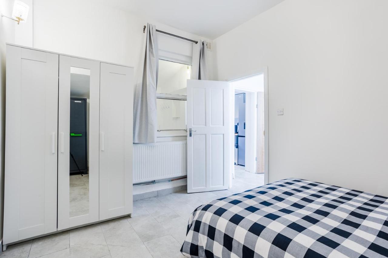 4 Bedroom House With Garden, Parking & 3 Mins Walking Distance From Train Station 런던 외부 사진