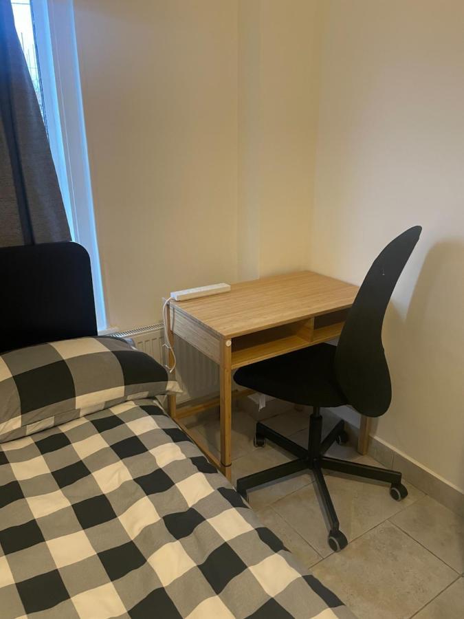 4 Bedroom House With Garden, Parking & 3 Mins Walking Distance From Train Station 런던 외부 사진